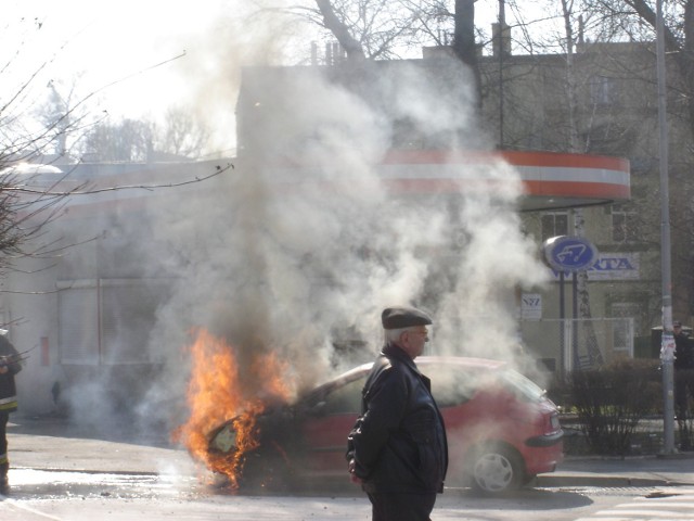 POŻAR SAMOCHODU W CENTRUM JELENIEJ GÓRY
Podczas jazdy doszŁo prawdopodobnie do zwarcia instalacji elektrycznej.Kierowca samochodu osobowego marki Peugeot w pore zdążył uciec z płonącego auta