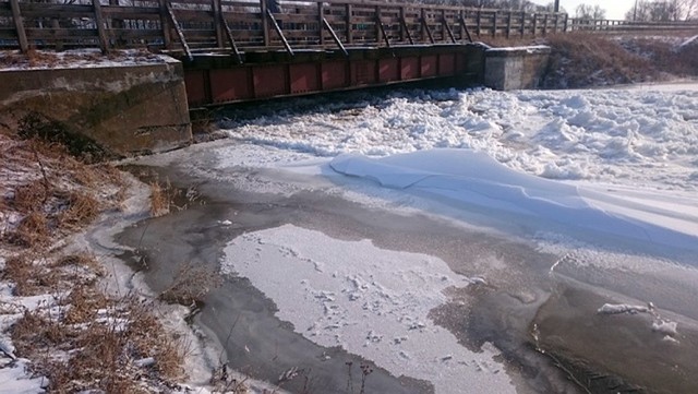 Strażacy, żołnierze i inne służby walczą z zatorem lodowym na Kanale Rudzkim