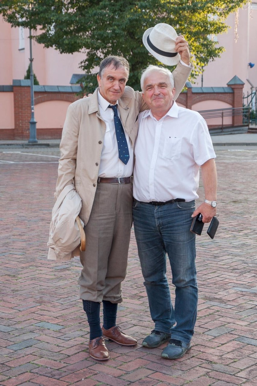 ,,Rejab”. Sesja zdjęciowa na schodach w Sanatorium  - w roli...