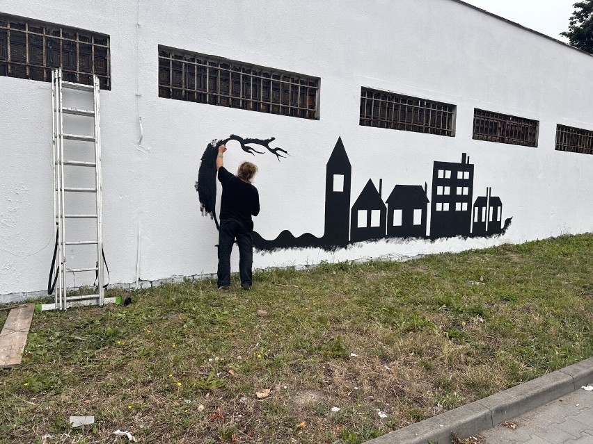 Anna Idzikowska tworzy mural w Aleksandrowie Kujawskim