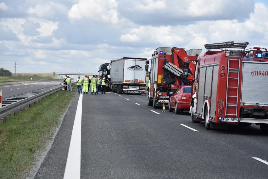 Wypadek na autostradzie. Odcinek Września - Poznań wciąż nieprzejezdny [FOTO]