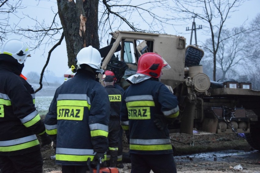 Wypadek amerykańskiej wojskowej ciężarówki pod Piłą. Trzech żołnierzy w szpitalu [ZDJĘCIA]