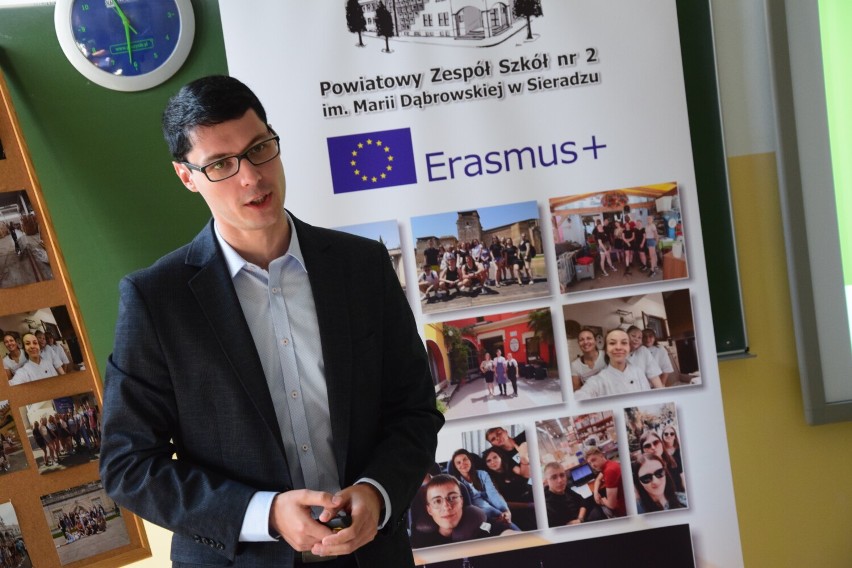 Zagraniczne praktyki z Erasmusa+ podsumowane w PZS nr 2 w Sieradzu. Uczestnicy zdobywali nie tylko zawodowe doświadczenie. Zobacz ZDJĘCIA