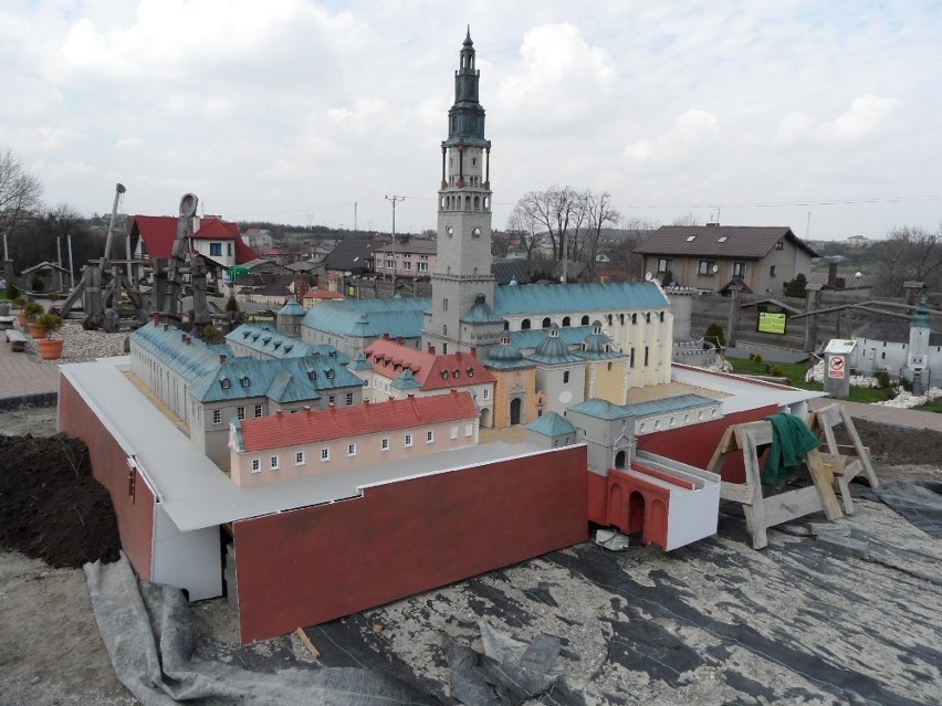 Park Miniatur w Podzamczu ma nowy eksponat. To jasnogórski klasztor [ZDJĘCIA]