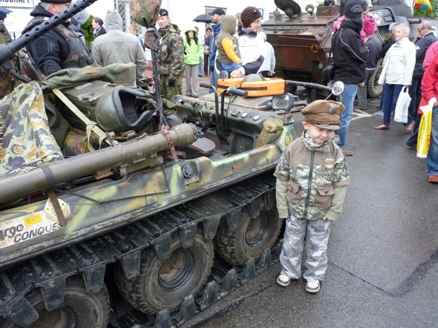 Zlot Pojazdów Militarnych Wapienniki 2012: Parada i pokaz w Radomsku [ZDJĘCIA+FILM]