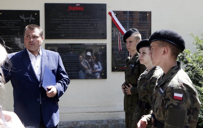 Na Skwerze Solidarności w Grudziądzu odsłonięto tablicę...