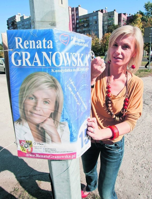 Renata Granowska zdejmuje nielegalnie powieszony plakat