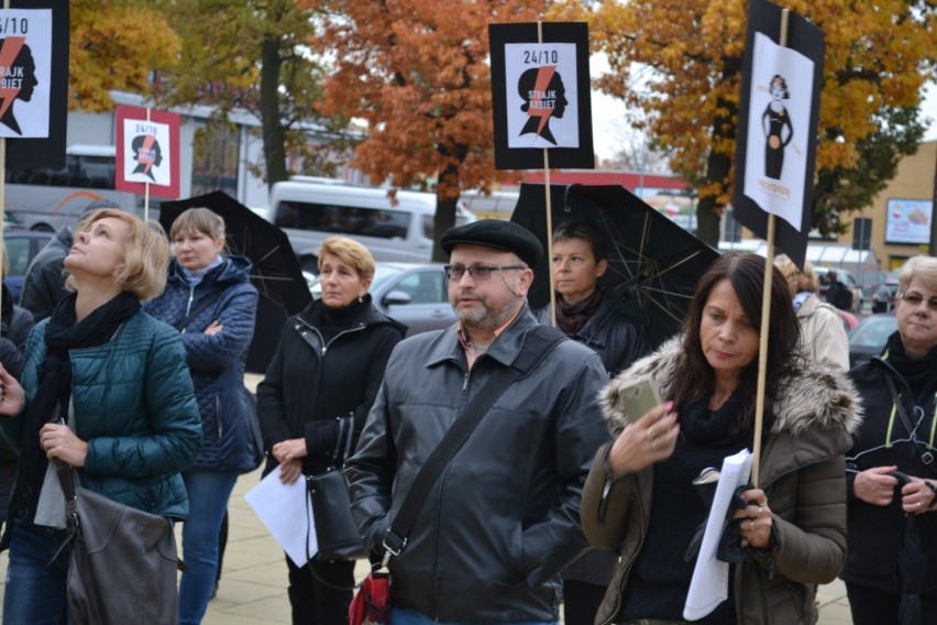 Czarny protest w Puławach. Na placu Chopina kontrmanifestacja obrońców życia