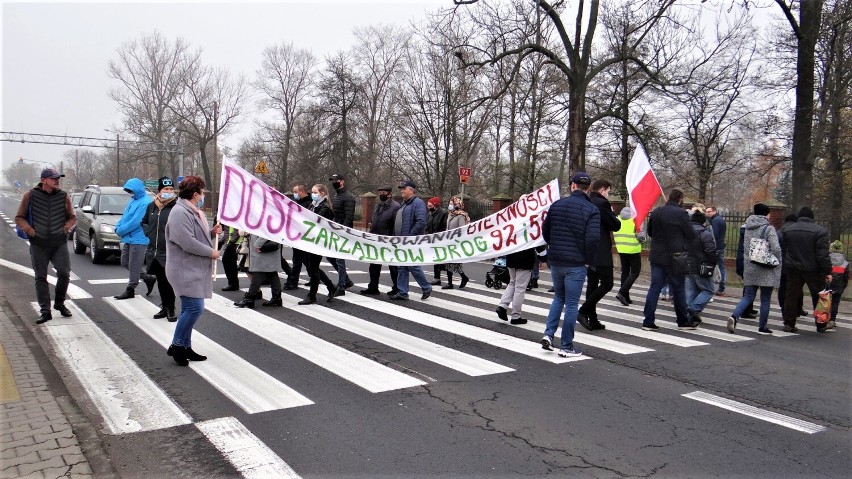 Nie milkną echa protestu mieszkańców kutnowskiego, którzy pikietowali 12 listopada na DK 92 w Bedlnie wstrzymując co kilka minut ruch na drodze.