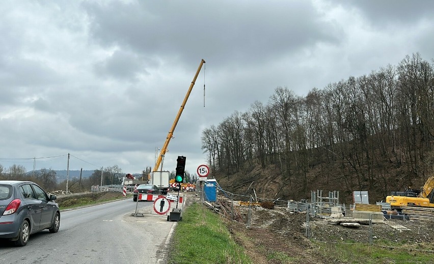 Koło Łapanowa trwa zbrojenie mostu na Stradomce, obiekt za 27 mln zł powstaje na drodze wojewódzkiej nr 966. Zobacz zdjęcia i wideo