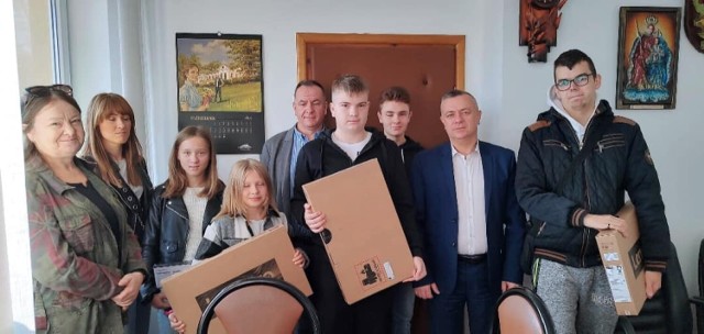 Komputery, laptopy i tablety trafiły do dzieci i wnuków byłych pracowników PPGR w gminach Fredropol.