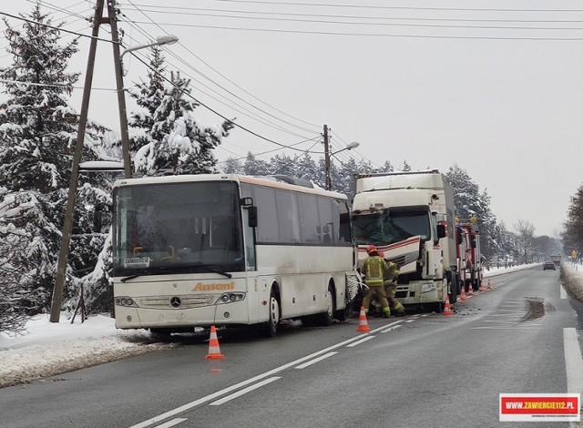 W miejscowości Grabiec g. Szczekociny 15 grudnia samochód ciężarowy uderzył w tył autobusu.