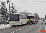 Dwa zdarzenia drogowe na DK 78. Ciężarówka w rowie i w zderzeniu z autobusem