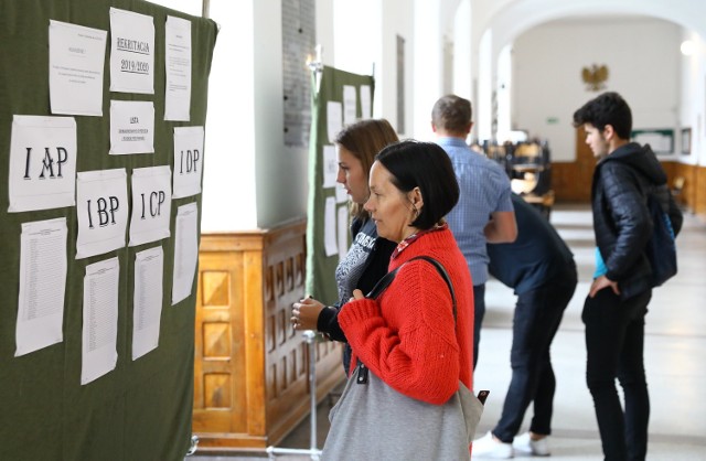 Nabór do szkół średnich w Piotrkowie na rok 2019/2020. Kandydaci sprawdzają wyniki rekrutacji m.in. w "Chrobrym"