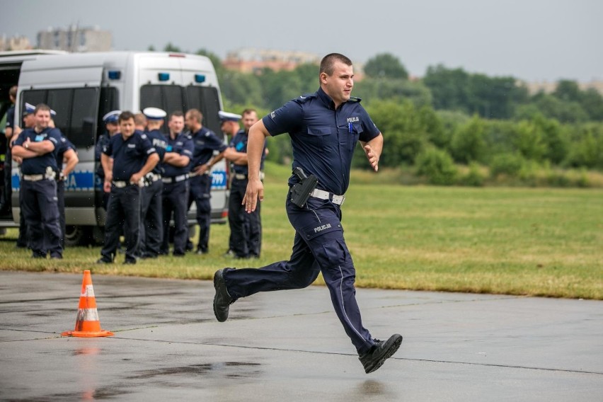 Kraków. Popisowa jazda autem i strzelanie - rywalizowali policjanci z drogówki [ZDJĘCIA]