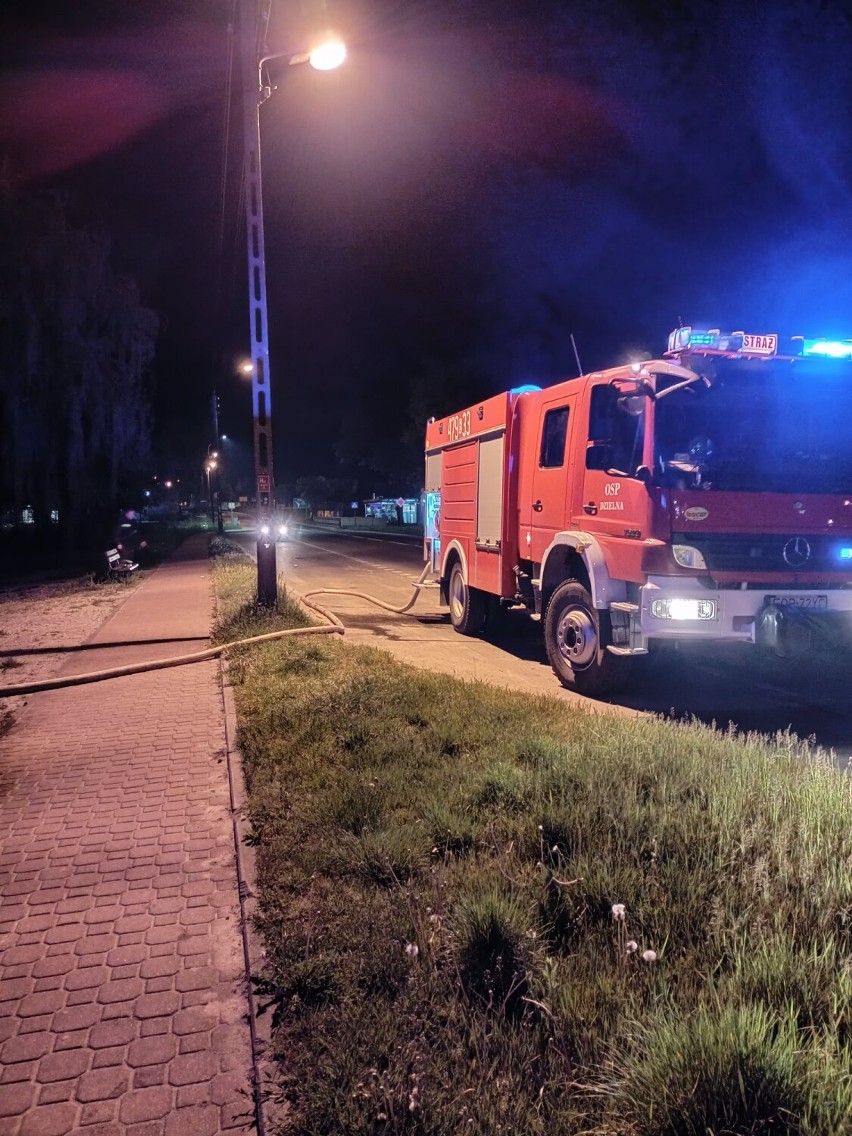 Pożar garażu przy ul. Starzyńskiego w Opocznie. Stał w nim samochód, a obok przyczepy kempingowe [ZDJĘCIA]