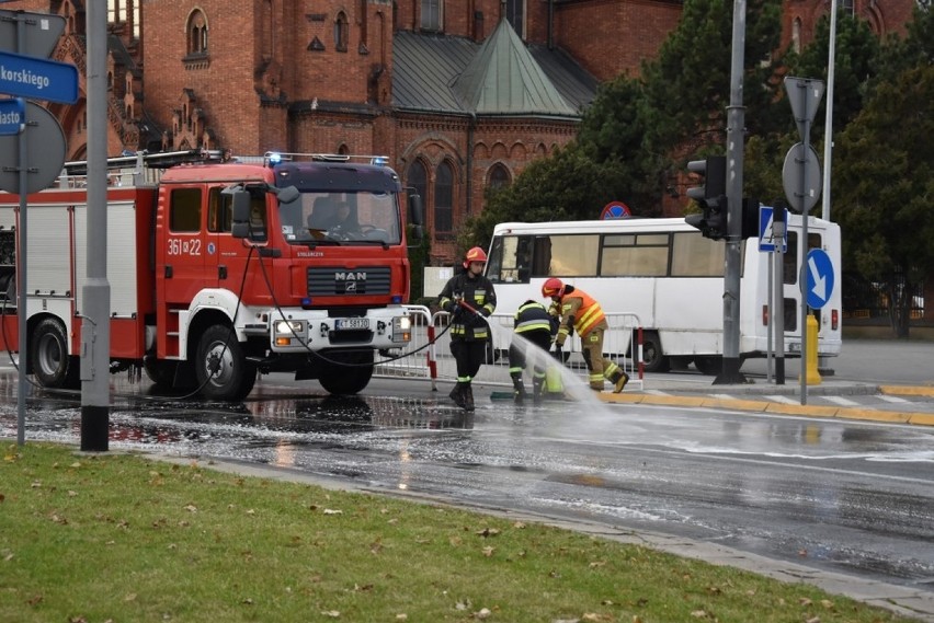 Tarnów. Gigantyczny korek na Krakowskiej przez rozlany olej na drodze