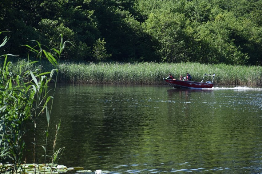 Wywrotka kajaka na jeziorze w Szczecinku. Jak szybko dojadą ratownicy? [zdjęcia]