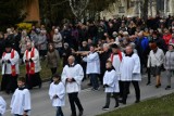 Kilkaset osób na Drodze Krzyżowej w parafii Świętego Stanisława Biskupa Męczennika na osiedlu Barwinek w Kielcach. Zobacz zdjęcia