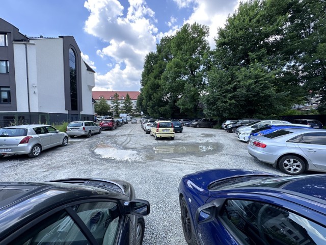 Na placu obok siedziby ZUS w Bochni można bezpłatnie zaparkować samochód. Jeśli miasto znajdzie dzierżawcę, sytuacja się zmieni