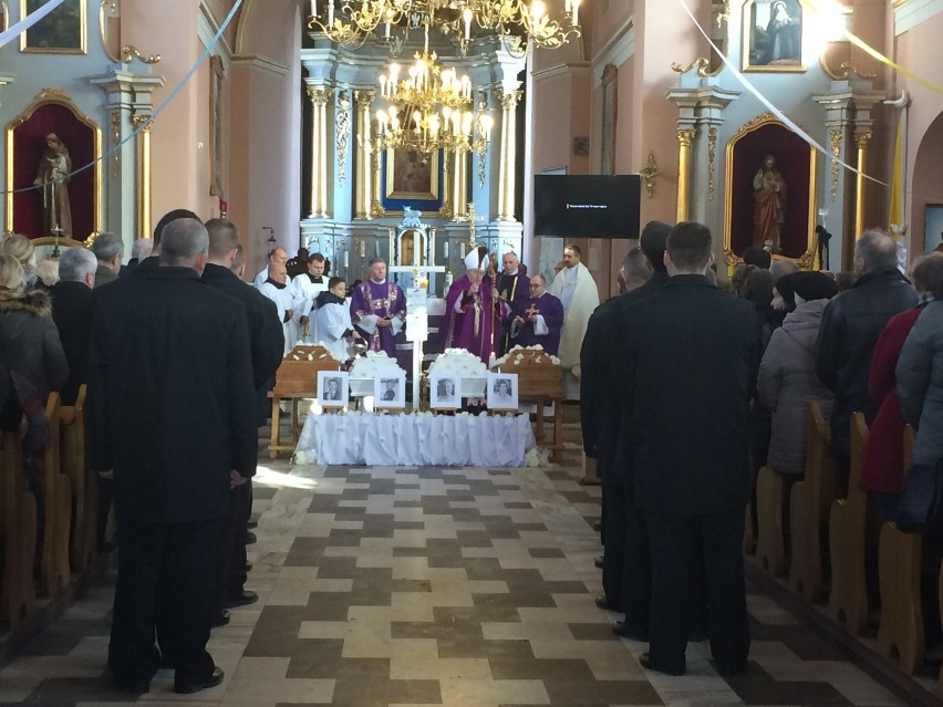 Pogrzeb małżeństwa i ich dwójki dzieci, którzy zginęli w pożarze domu we wsi Jemieliste