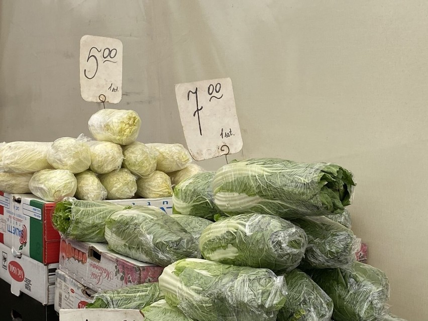 Oto ceny warzyw i owoców na kieleckich bazarach. Papryka i pomidory malinowe tańsze niż w sklepach! Są już młode ziemniaki