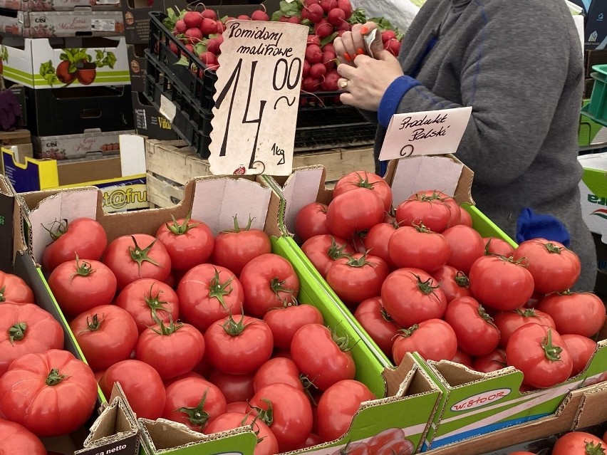 Oto ceny warzyw i owoców na kieleckich bazarach. Papryka i pomidory malinowe tańsze niż w sklepach! Są już młode ziemniaki