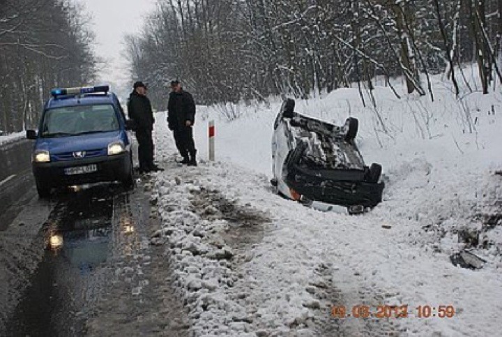 Zima wróciła, policja w Lublińcu apeluje o ostrożność. Od rana wypadki na drogach