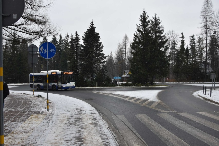 Śnieg sypie w Zakopanem. Drogi mogą być śliskie i niebezpieczne [ZDJĘCIA]