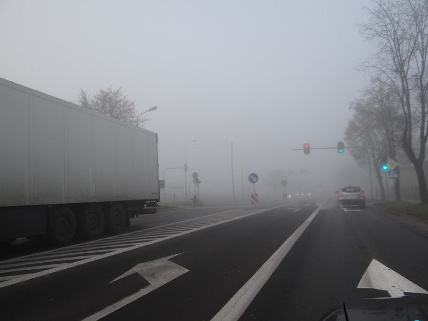 Ostrzeżenie przed gęstą mgłą. Może też być ślisko na drogach