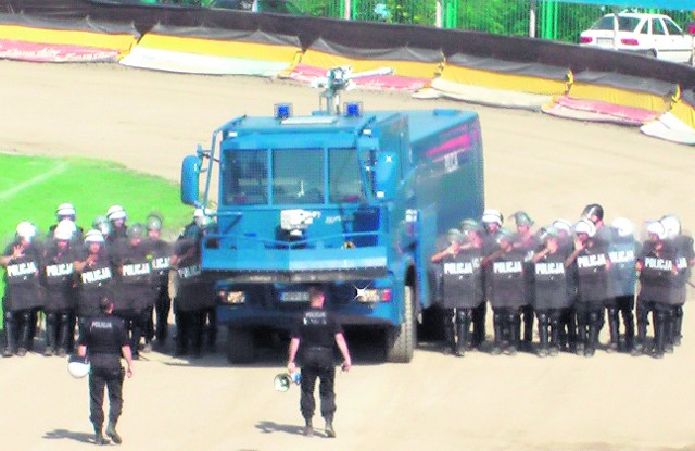 Policjanci ćwiczyli przede wszystkim ustawienia bojowe.