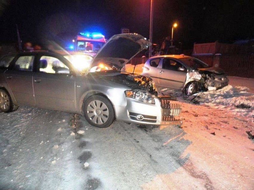Dwa auta rozbite, dwoje rannych w szpitalu