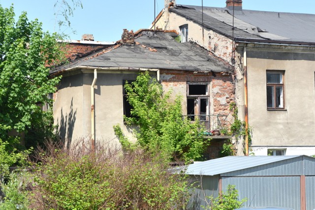 Wciąż stoją, choć od dawna stać już nie powinny. Mowa o ruderach, których w Kielcach, zwłaszcza w centrum, niestety nie brakuje. Oto nasz przegląd budynków nadających się wyłącznie do rozbiórki.

Szpecą, rażą, psują estetykę. To obiekty, które nadgryzione zębem czasu rozpadają się i – również z powodu braku remontów – fatalnie wyglądają. W Kielcach budynków z powybijanymi lub zabitymi deskami oknami, obdrapanymi ścianami czy sypiącym się tynkiem nadal jest dosyć sporo. Co najgorsze, większość z nich znajduje się w ścisłym centrum. W śródmieściu stoją nie tylko przy ulicach, ale niektóre kryją się też w podwórkach kamienic.

Oto przegląd największych ruin w Kielcach, które choć dawno powinny zniknąć, nadal nie zostały wyburzone.  >>>ZOBACZ JE NA SLAJDACH>>>

ZOBACZ TAKŻE:
TOP 15 miejsc w Świętokrzyskiem widzianych z kosmosu


ZOBACZ TAKŻE: INFO Z POLSKI. Chciał jechać po pijaku. Czy ktoś go powstrzymał?

Źródło:vivi24