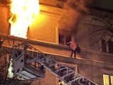 Kraków. Pożar mieszkania w Nowej Hucie. Dramatyczne sceny. Kobieta wydostała się przez okno, strażacy ściągali ją z gzymsu [ZDJĘCIA]