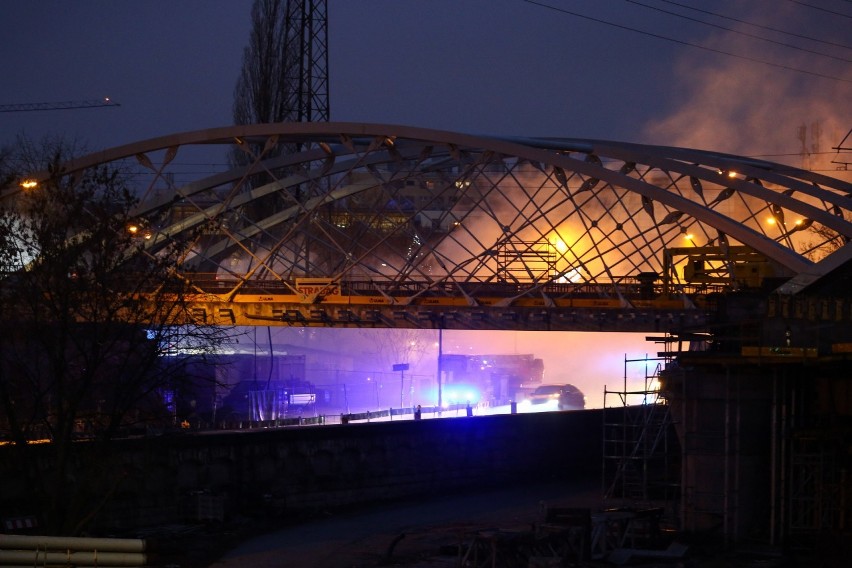 Kraków. Pożar pustostanu przy ulicy Podgórskiej, akcja straży pożarnej [ZDJĘCIA]