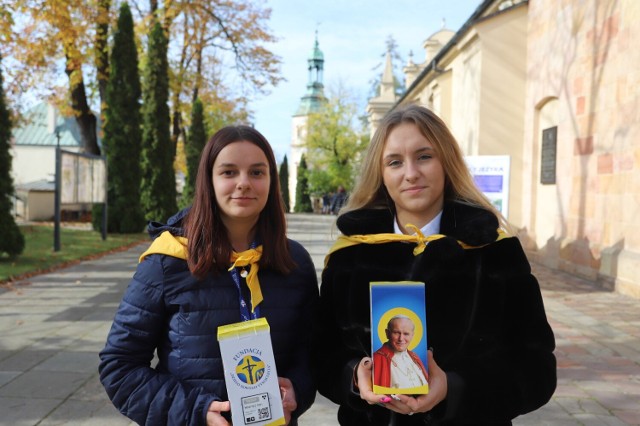 Wolontariuszki zbierały datki, które zostaną przekazane dla zdolnej młodzieży - stypendystów Fundacji "Dzieło Nowego Tysiąclecia".