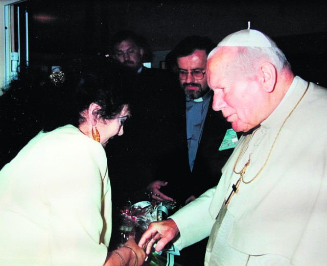 Pani Halina podarowała papieżowi bukiet kwiatów i statuetkę konia