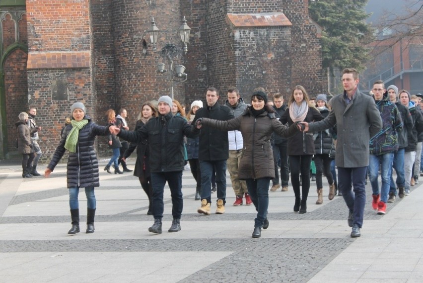 To był już szósty wspólny polonez wykonany na placu Polonii...