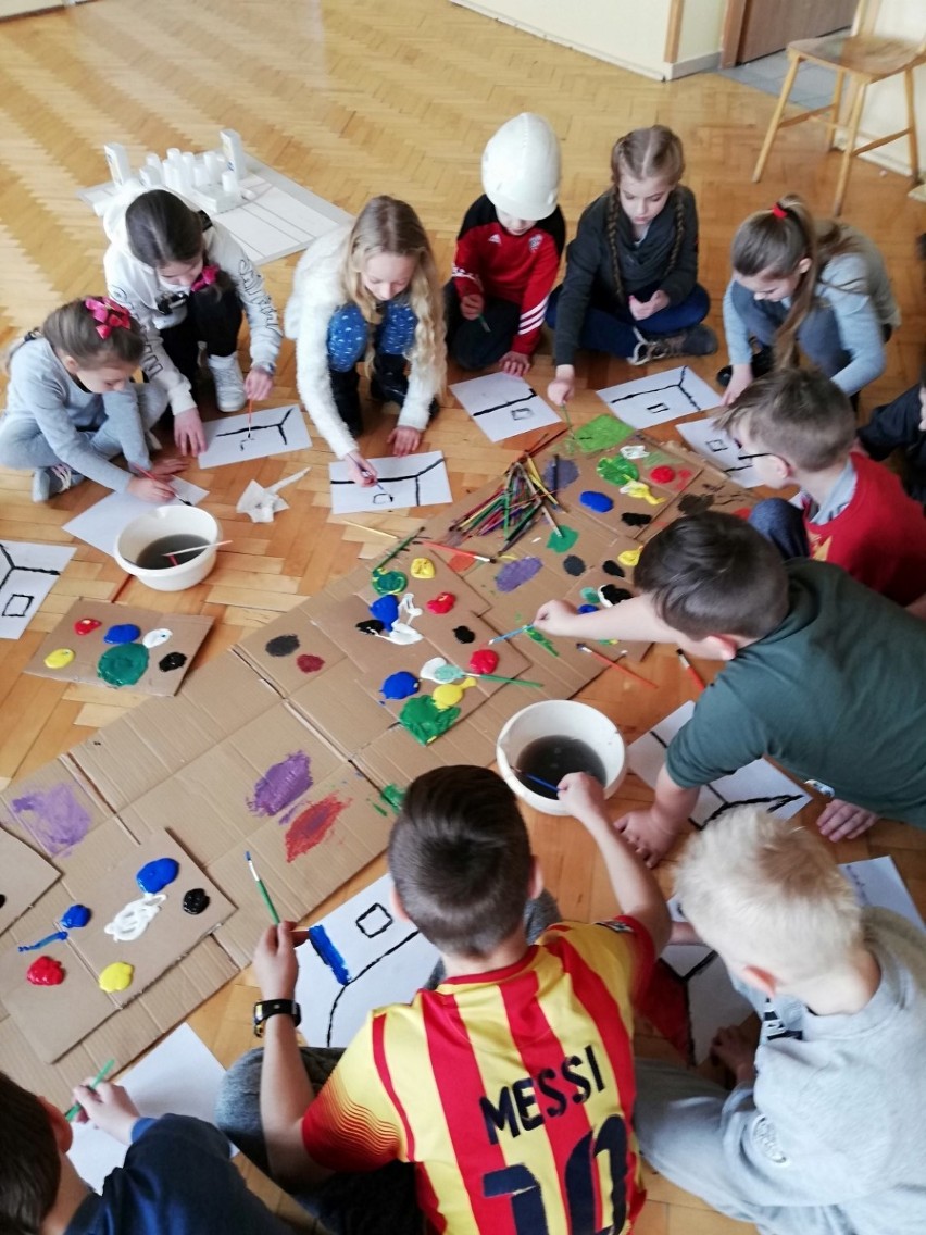 Gmina Człuchów. Ferie z Archi-Przygodą w Stołcznie - czyli jak zbudować dom, a jak całe miasto