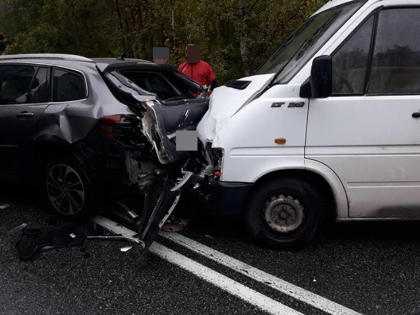 Wypadek trzech samochodów na skrzyżowaniu ulicy Wiejskiej z Drogą Krajową numer 62 [zdjęcia]