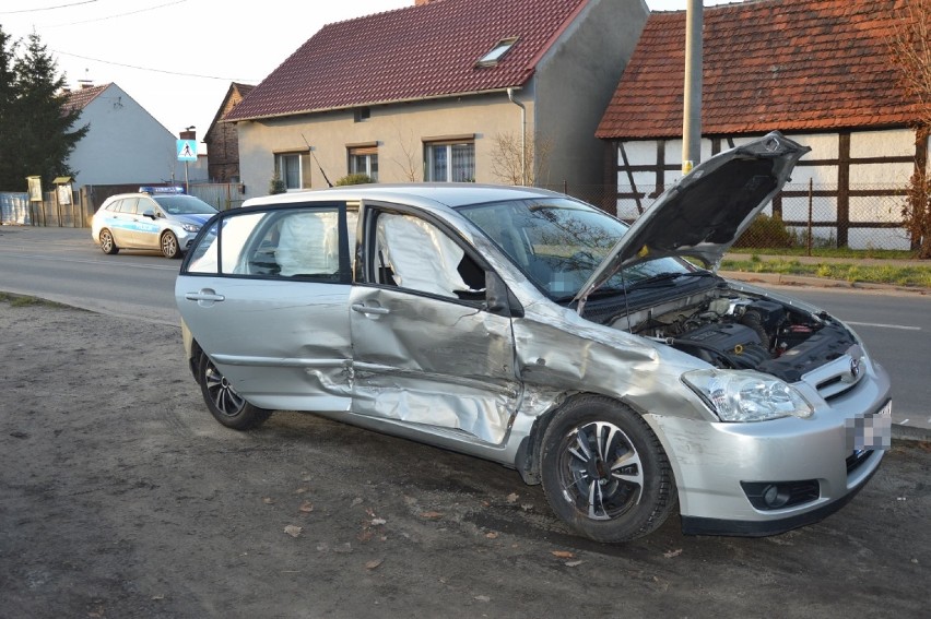 Wypadek w Masłowie. Kierowca znów nie ustąpił pierwszeństwa przejazdu na skrzyżowaniu Śląskiej i Kołłątaja [ZDJĘCIA]