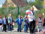Dzieci z Wyszyn przeszły w biało-czerwonych strojach przez wieś (ZDJĘCIA)