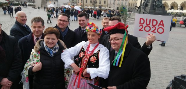 Inauguracja kampanii Andrzeja Dudy w Krakowie. Beata Szydło zbiera podpisy na Rynku Głównym