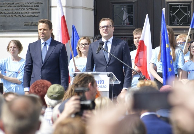 Rafał Trzaskowski, kandydat Koalicji Obywatelskiej na prezydenta Polski przyjechał we wtorek do Radomia. O godzinie 14 spotkał się najpierw z samorządowcami w Teatrze Powszechnym w Radomiu. Następnie, o 15.30 na Placu Corazziego spotkał się z mieszkańcami Radomia, a następnie złożył wieniec pod pomnikiem Robotniczego Protestu 1976. 

Zobaczcie zdjęcia z jego pobytu w Radomiu &gt;&gt;&gt;