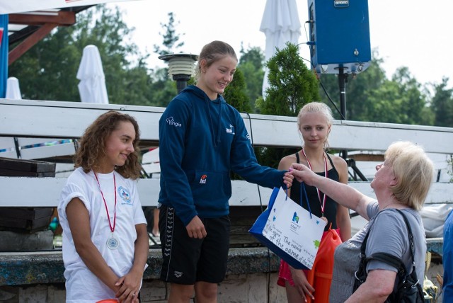 Maraton Pływacki im. Pawła Pioruna odbył się w sobotę, 22 lipca, na zalewie Tatar. Wzięło w nim udział prawie 40 zawodników w różnych kategoriach wiekowych, którzy mieli do pokonania dystanse od 500 do 3.000 metrów.