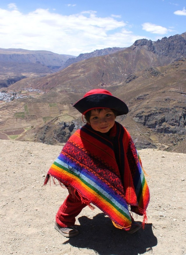 Taniec nad przepaścią :)  - region kanionu Colca. 
Fot.Barbara Figurniak