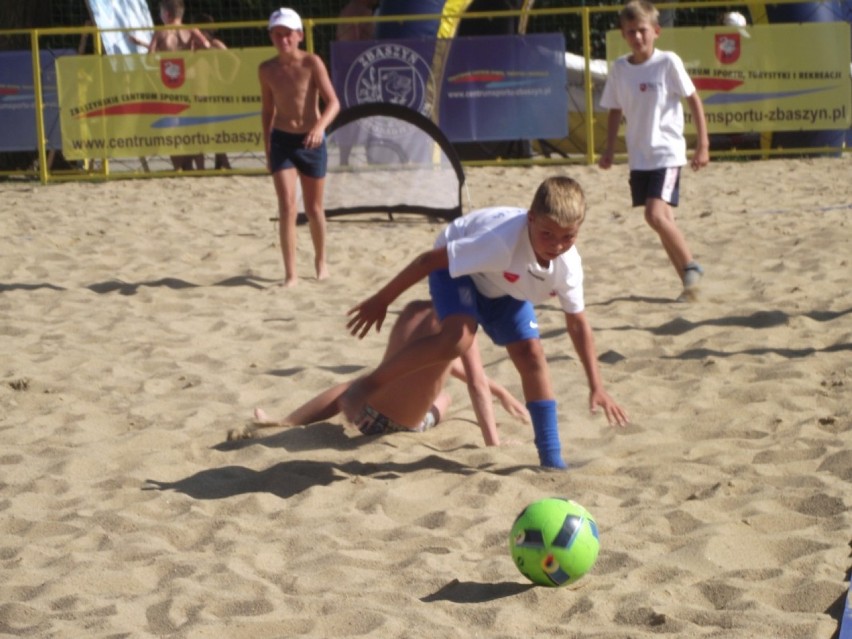 Turniej piłki nożnej plażowej. Gry i zabawy z piłką nożną - plaża miejska