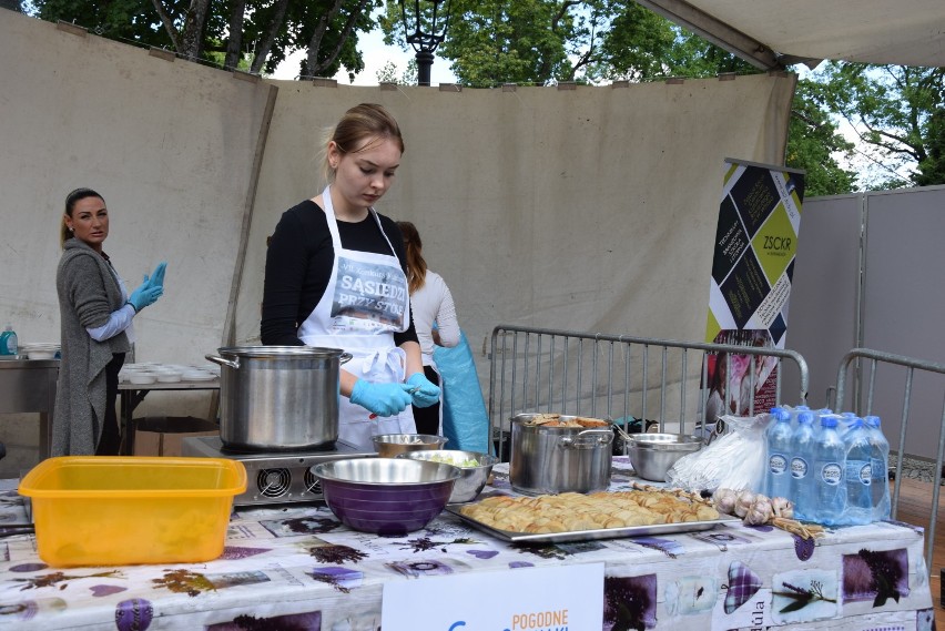 Konkurs kulinarny "Sąsiedzi przy stole" w Suwałkach. Degustacja dań kuchni kamdeulskiej [Zdjęcia]