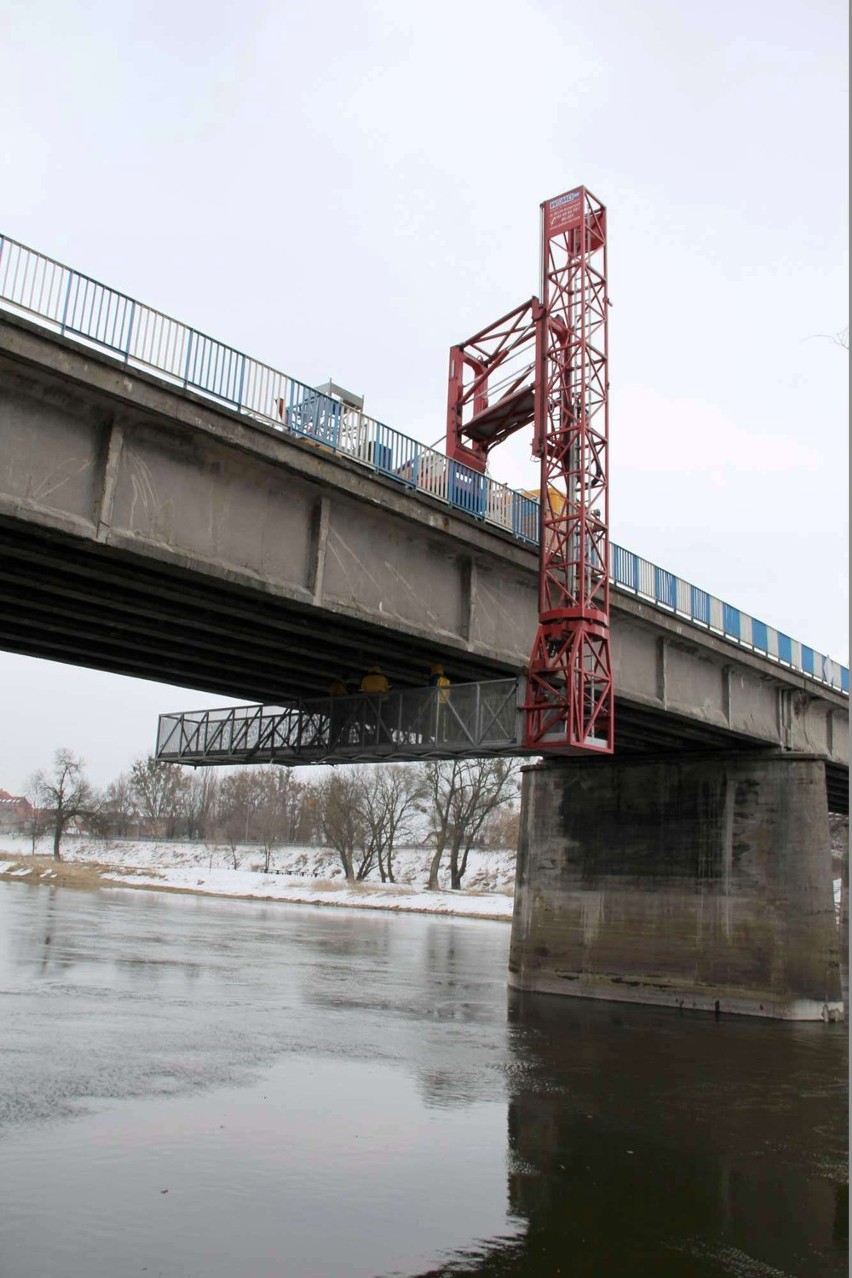 Pod nadzorem naukowców z Politechniki Poznańskiej rozpoczęło się sprawdzanie mostu w Międzychodzie