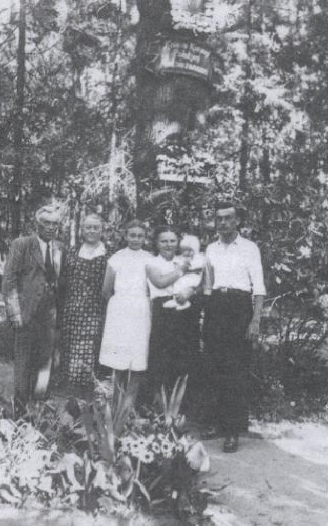 Rodzina Łucjów przy Dębie Maryjnym. Przed wojną  drzewo - symbol nazywano "Marien Eiche" (lub Marieneiche) albo dąb "Grabesburg".